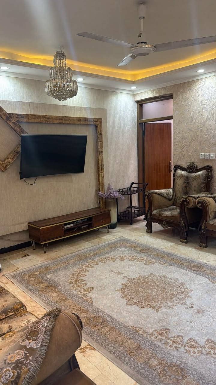 🏡 للبيع دار سكني في بغداد – الغزالية / بداية شارع الضغط
📍 الموقع: الغزالية – بداية شارع الضغط – محلة 673.

📐 المساحة: 120 متر مربع.

🏠 الواجهة: 6 متر.

📏 النزال: 20 متر.

تفاصيل الدار:

- 🚗 مساحة الكراج: 6 × 6 متر.
- 🛋️ مساحة غرفة الضيوف: 5 × 5 متر.
- 🏠 مساحة الهول: 4 × 5 متر.
- 🚿 يحتوي الدار على حمام.
- 🍽️ يحتوي الدار على مطبخ.

الطابق العلوي:

- 🛏️ غرفة بمساحة 6 × 4 متر.
- 🏗️ أمام الغرفة توجد مساحة تكفي لبناء غرفتين إضافيتين.

📞 للاستفسار والاتصال:
***********
