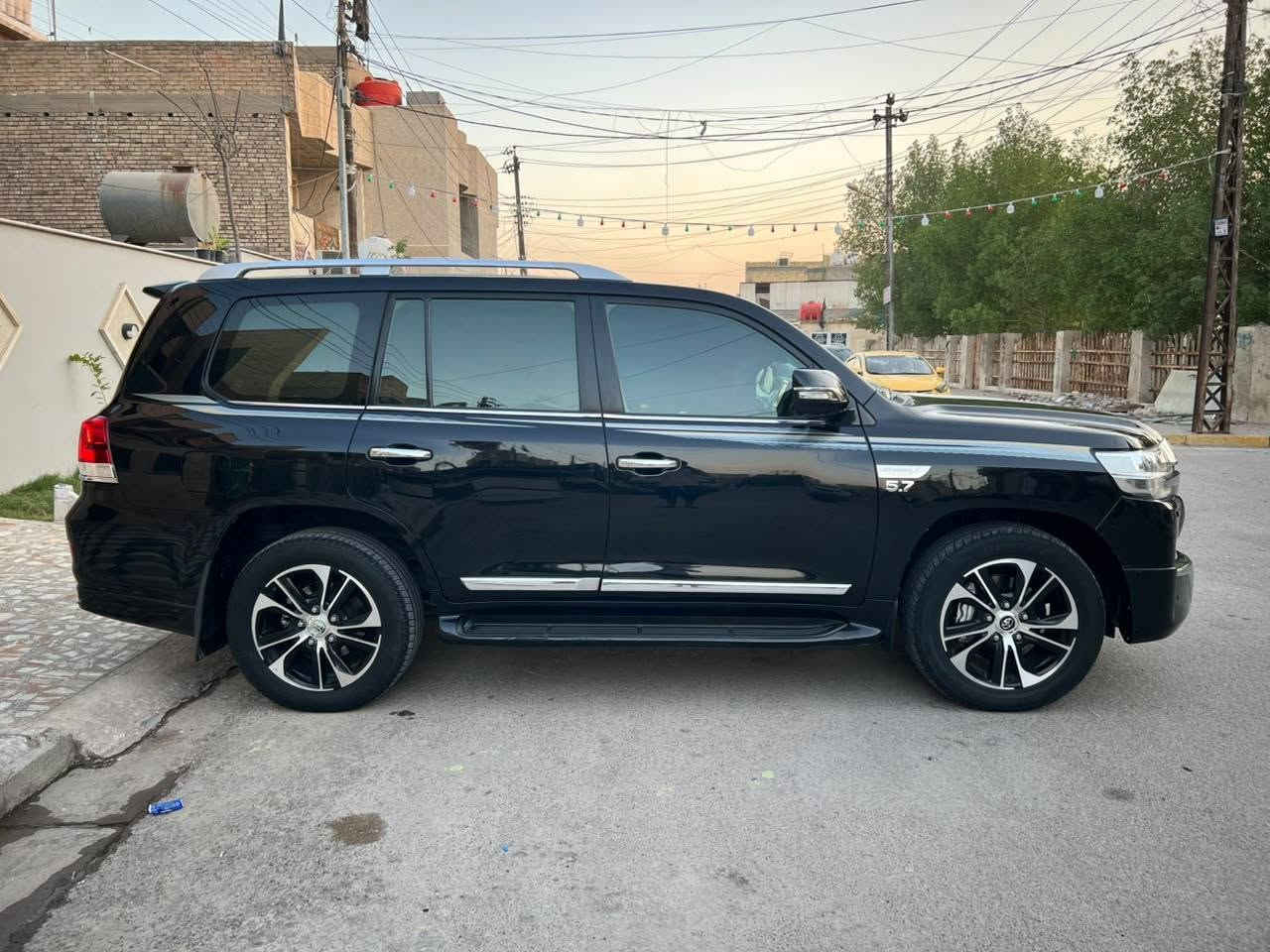 لاندكروز 2019 اصل تكمه وسنويه VXS جكات للي يدور سيارة جديدة وقطعة نادرة من نوعها
السيارة مكفولة كفالة عامة من جميع النواحي ونظيفة بمعنى الكلمة محرك 5700 فول مواصفات 
شرط الفحص ماشية 70 الف حقيقي شرط جهاز 
كير ومحرك بشرط كفالة
رقم بغداد باسمي شخصياً
عدد البصمات 2

🟡 السعـر 💵 525 بيها مجال بسيط سعره مناسب

المواصفات:
حساسات أمامي وخلفي
كاميرات 360 أمامي وخلفي وجانبيات – 4 كاميرات
مري شفط ونظام ترحيب
تبريد بالكشنات
باب خلفي كهرباء
لايتات دبل عدسة + LED
جميع الكشنات كهرباء
زنون بلادي
فتحة سقف
نظام اقتصادي للبنزين Economy
داخل جلد لونين
بلوتوث وتلفون ونظام ملاحة
تثبيت سرعة تفاعلي
نظام صوت Mark Levinson
مقاعد تدفئة وتهوية
3 شاشات
نظام مانع الانزلاق
نظام نزول المنحدرات
إشارات بالمرايا الجانبية
منفذ طاقة
Bluetooth / USB
جكات
شاحن هاتف Wireless
ستيرن كهرباء + خزن ستيرن + خزن كشنات
السيارة جديدة جداً واستعمال نظيف
وبعد بيها مواصفات هواي ومعروفه 

الاستفسار على الرقم التالي 
 ***********
