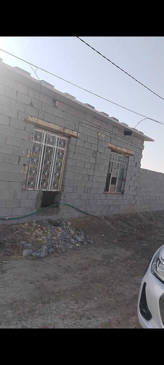 بستان زراعي 3.5 دونم على خط العيله تبليط يبعد عن الشارع العام 2 كيلو يجتوي على بيت ومحصار وحقل  وفسائل نخيل  واشجار  توجد فيه كل الخدمات نهر سقي بوري اساله كهرباء الاستفسار الاتصال على الرقم ***********
