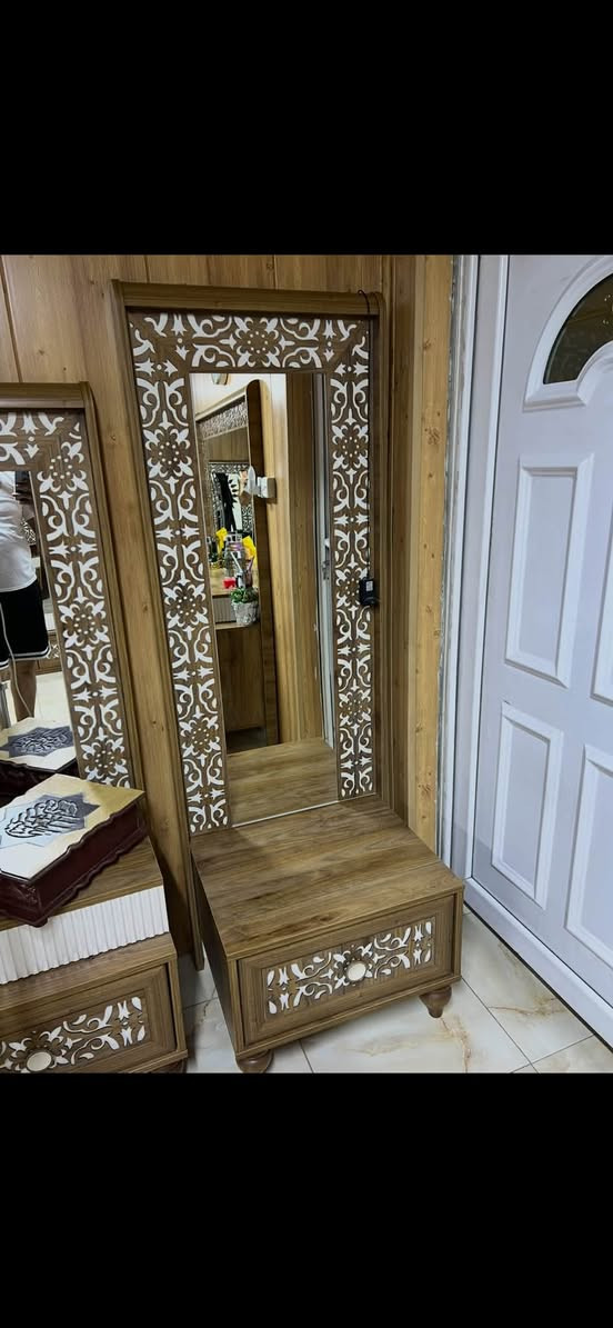 السلام عليكم 
غرفة نوم اثاث تركي للبيع
٧ قطع 
خشب اصلي درجة اولى 
ما متعوبة
بغداد - البياع - حي الرسالة
السعر : ٨٠٠.٠٠٠ و بيهه مجال زين
للشراي الاتصال على :***********
ابو ملاك

