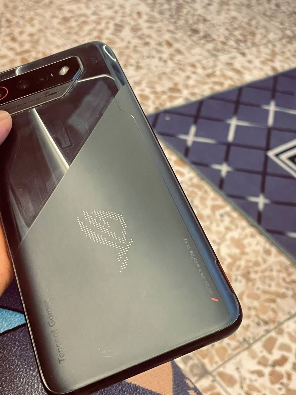للبيع: هاتف Asus ROG Phone 7
هاتف ألعاب احترافي بقوة أداء عالية ومواصفات موجهة للجيمرز
 * المعالج: معالج ثماني النواة بسرعة تصل إلى 3.2GHz (Snapdragon 8 Gen 2)
 * الذاكرة العشوائية (RAM): 8 جيجابايت
 * سعة التخزين: 256 جيجابايت
 * الشاشة: AMOLED بمعدل تحديث 165Hz لجودة عرض وسلاسة فائقة
 * البطارية: 6000 مللي أمبير تدعم الشحن السريع
 * النظام: أندرويد 15 (Android 15)
ملاحظات:
 * الجهاز للبيع بدون ملحقات (الهاتف فقط).
 السعر 400
*********** بغداد جكوك
