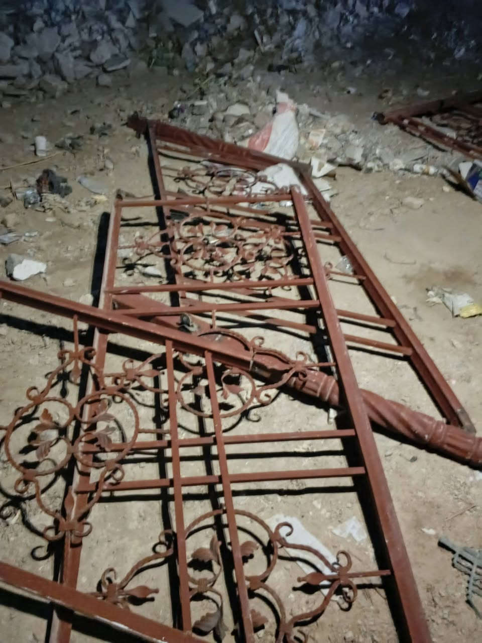 السلام عليكم شيلمان للبيع 3متر و3ونص و4متر وشبابيك ومحجر ***********//***********
