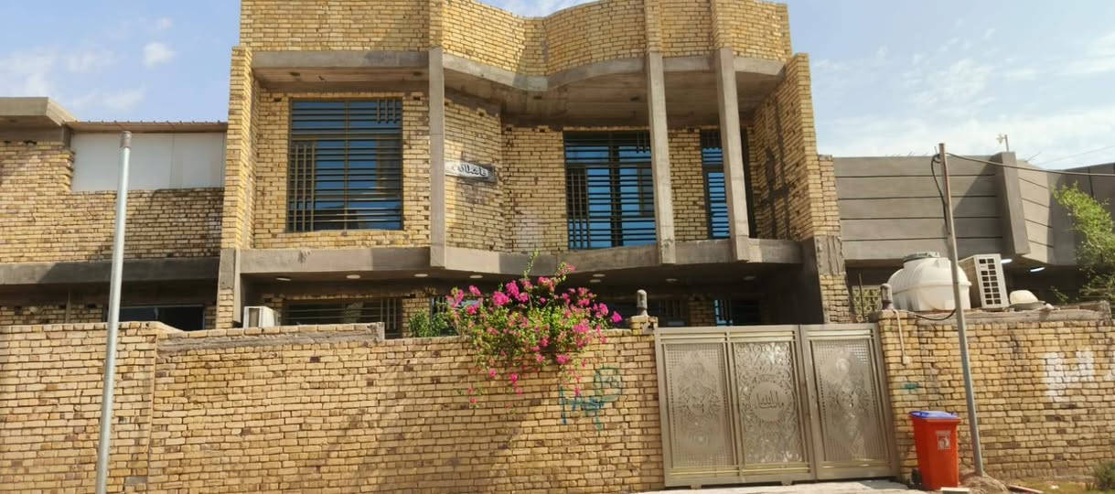 سلام عليكم بيت للبيع بالكوت الجديده شارع الصب مي ومجاري وشارع تبليط وقرب شارع بغداد 200 متر يحتوي ع أربع غرف نوم صالات عدد 4 صحيات عدد 3 مطبخ وركن حار +استقبال رقم الاستفسار اتصال بالرقم 👇***********

نص مكتوب في الصور:
- شارع بغداد