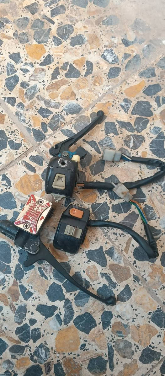 غراض ماكس للبيع 
بك لايت نضيف 
يدات تحكم شرط الشغل 
سيبايه جديده مامشدوده على الدراجه 
بس العينه مااعرف بيه تشتغل او لا
السعر كلهن ب25 الف 
بصره گرمه علي 
***********
