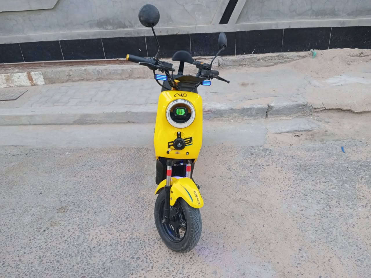 دراجه شحن R9 للبيع موديل ٢٥ بطاريات وينلي بلاديات ***********
السعر ٢٥٠ بيع مستعجل 
بصرة ابي الخصيب
