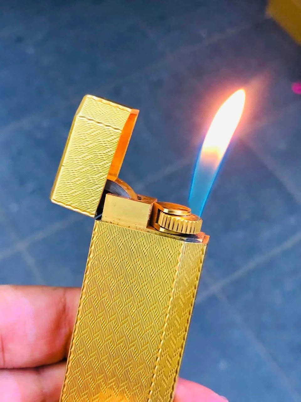 قداحة كاتير ( Cartier) سانتوس  
سويسري اصلي انتاج التسعينات  
تغليف ذهب 20 مايكرو 
نقشه مميزة من النوادر   
للاتصال ***********
