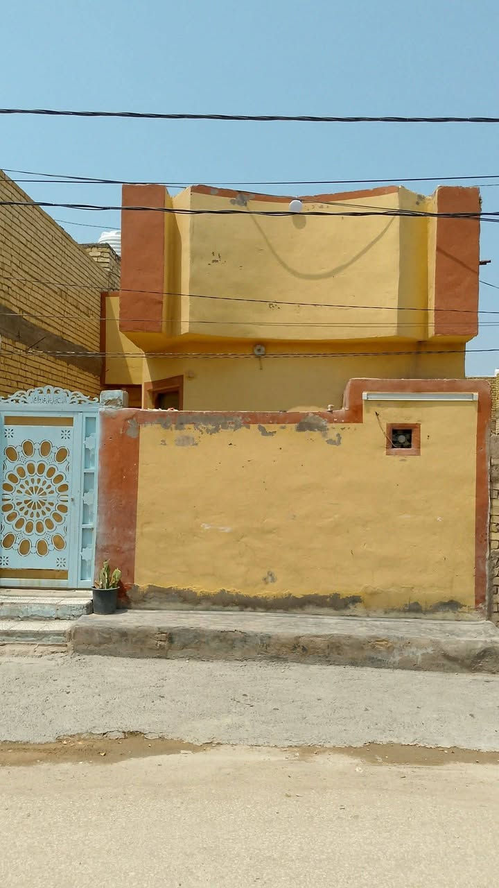سلام عليكم بيت 🏡 مساحه 120 متر يحتوي على غرفه نوم 2 صاله ستقبال صحيات خارجيه وداخليه مطبخ بناء نضيف المكان نجف مقابل ملحق قريت الغدير عمود 335 قرب سواق تلعفر خدمات متوفرة مدارس قريبة ماي كهرباء تبليط مجاري السعر بلاش ٤٨ وبي مجال طابو 25 يبعد عن شارع الزوار 150 م التصال ***********  البيت بصفه عرصه فارغه هم للبيع 

ملاحضه جميع المساحات موجوده
