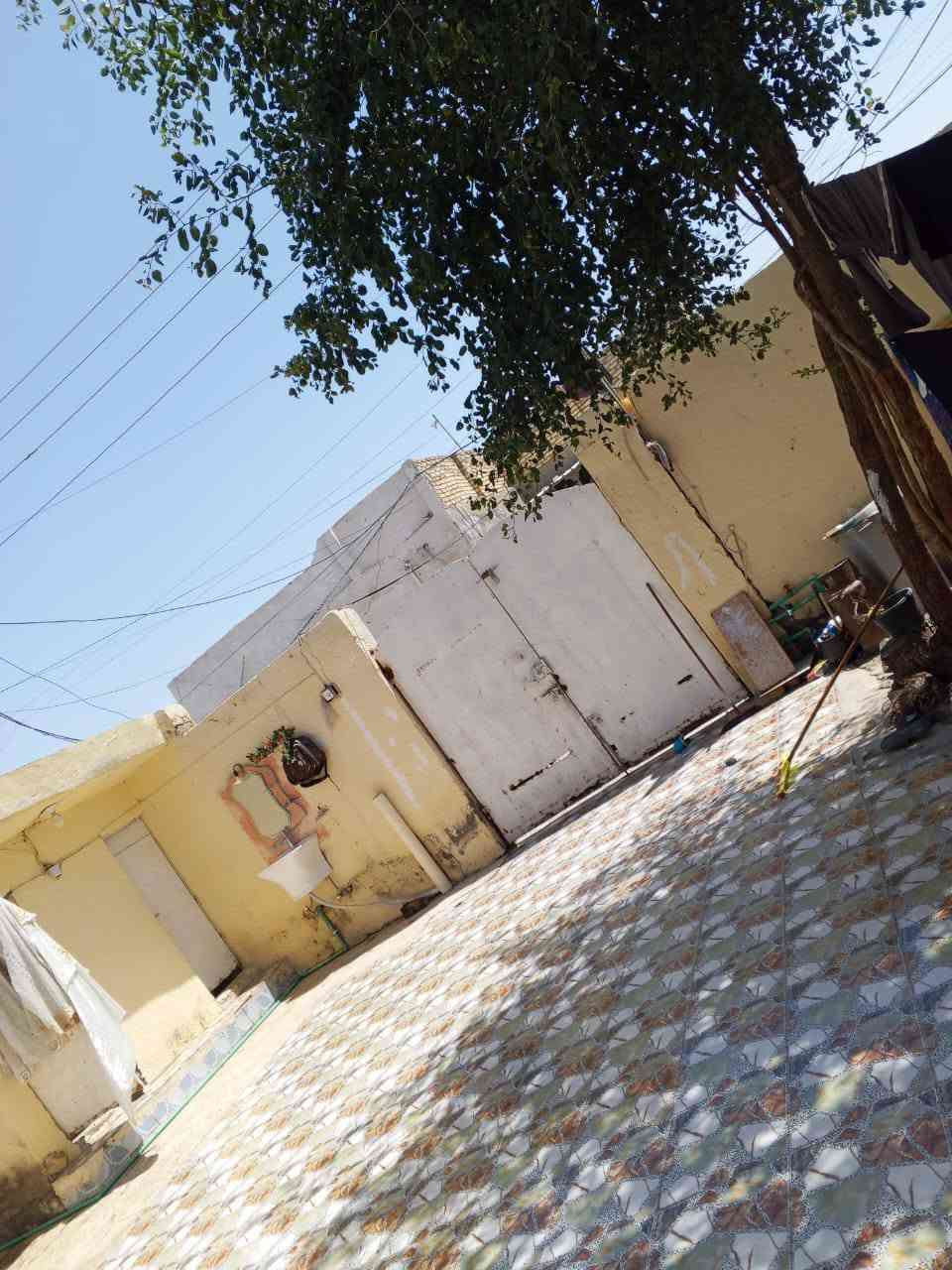 بيت للبيع مساحه230م طابقين طابو صرف سيد جبار طابق الاول غرفتين وصاله ومطبغ صحيات براني طابق الثاني غرفتين السعر 50حاظر و50للمصرف الاستفسار ***********مكتب عقارات الصالح الجربوعيه الأولى قرب مدرسه القحطانيه السايدين
