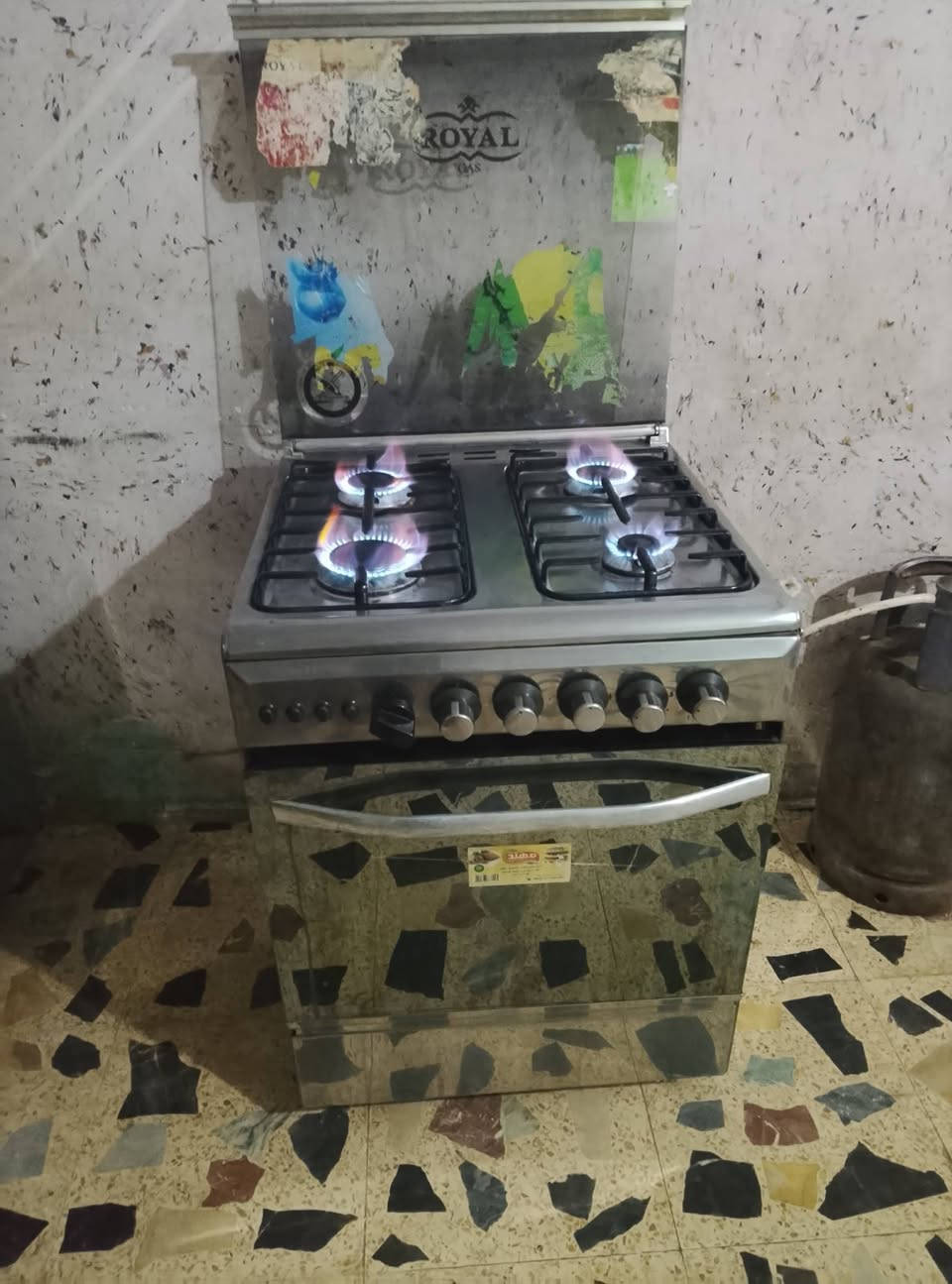 كاونتر مترين ونصف وسنك متر ونص تكمه ثكيل سعر 600 طباخ كرياز المصري 240طباخ اربع عيون 125سعر بي مجال مكانهم بغداد يوجد توصيل بكروه داخل بغداد فقط شراي يتفضل على الواتساب ***********
