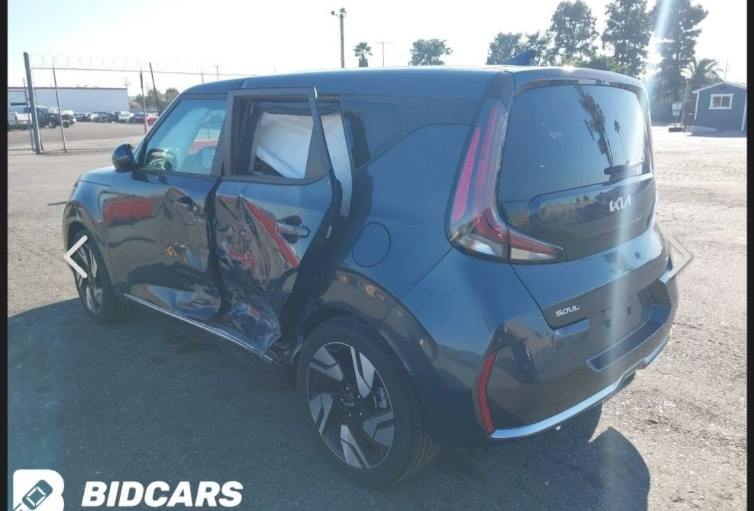 بعد التحية
كيا صول جيتي لاين فول 2023 
Kia soul GT Line 2023
أعلى فئه من الصول أي جميع المواصفات، وارد أمريكي، مرقمة بابل، الضرر: تبديل أبواب عدد 2 جهة السائق، نفس اللون، أصلية، ماشي 18500 الف ميل،
المواصفات:
محرك 2000 دوش المرغوب، فتحة سقف، بصمه تشغيل وأبواب، وتشغيل عن بعد ، شاشه كبيره أيباد، شحن موبايل ذكي وايرلس، اشاير بالمري، توقف ذاتي امامي + خلفي، تحديد مسار، تنبيه النقاط العمياء، ويل كب حجم 18، رادار أمامي وخلفي، مانع إنزلاق، مثبت السرعة، حساس إطارات، سترين حرف D، ومواصفات أخرى، صورة الحادث مرفقة.
السعر: 160
 الإتصال: ***********

نص مكتوب في الصور:
- XIAOMI 12 LITE
- BIDCARS