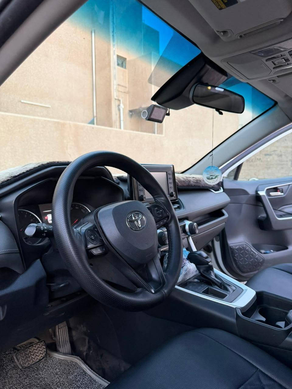 � للبيع | Toyota RAV4 XLE 2019 🚨
🔥 تويوتا RAV4 XLE موديل 2019 — أمريكي
سيارة نظيفة ومرتبة جداً، ومواصفاتها مرغوبة 👌

🇺🇸 وارد أمريكي – مواصفات أمريكي
⭐ فئة XLE
☀️ سقف بانوراما
📡 سونار موجود بالسيارة
🛣️ ماشية 147 ألف كم
⚙️ گير أوتوماتيك
🔘 تشغيل بصمة/زر
🪑 كراسي مريحة مع كرسي سائق كهربائي
❄️ تكييف أوتوماتيك
📱 شاشة وسطية
🎵 بلوتوث ووسائط متعددة
🛞 جنوط ألمنيوم أصلية
💡 إضاءة LED
🛡️ أنظمة أمان Toyota Safety Sense
🚗 مثبت سرعة متكيف
⚠️ تنبيه ومساعدة المسار
💥 نظام تحذير من الاصطدام الأمامي
🔦 تحكم عالي واطي أوتوماتيكي
🔧 الدعامية الأمامية مبدلة
✅ بدون حادث
✨ نظيفة حيل وحالتها ممتازة

📍 أرقام أربيل
🔍 الفحص متاح

🔥 RAV4 XLE + بانوراما + سونار + مواصفات أمريكي +
للتواصل ***********
السعر ١٩٠
