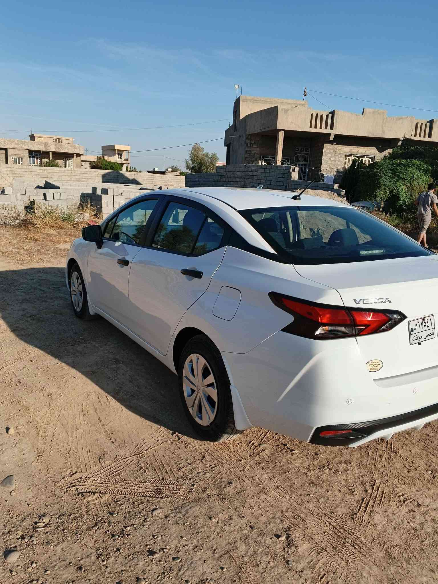 نيسان فيرسا • ٢٠٢٥ • ابيض