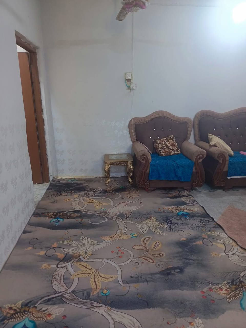 سلام عليكم بيت للبيع المكان كربلاء امن الداخلي البيت 161متر الارضيه برسلين طابو صرف كون كريت مسلح قريب ع شارع  والبيت مثل ما موضح بصوره طابق الثاني غرفه وحمام بس ناقصها لبخ وارضيه رايدينه ب95 وبي مجال بسيط الرقم ***********

