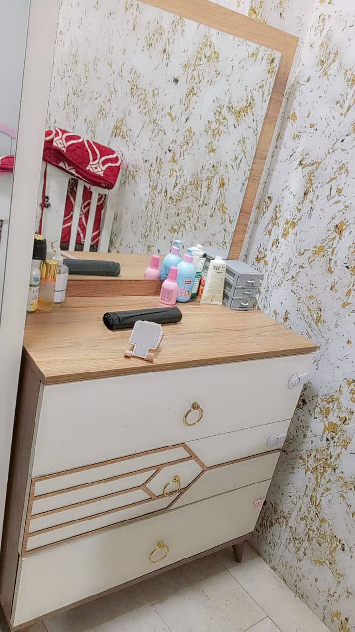 سلام عليكم غرفه نوم كامله للبيع نضيفه فقط جربايه مال نوم رف جواها مبدلها حاطلها رفوف خشم كامله سريرين 
سعر 400 وبيها مجال مستعجل صراحه ع بيعتها لن عندي نقله بعيده رقم هاتف للتواصل *********** واتساب
