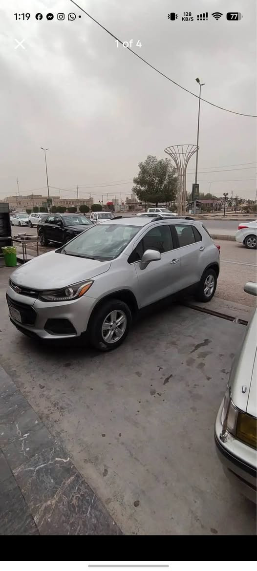 🚗 للبيع: شفروليه تراكس 2018
📍 مكان السيارة: الديوانية
📞 للتواصل: ***********
💰 السعر85 ورقة – قابل للتفاوض
📊 المسافة المقطوعة: 130,000 كيلومتر
🛠️ المحرك: 4 سلندر 1400cc تيربو

⚠️ أضرار السيارة:
• الجاملغ جهة الصدر جارد لان مبدل تجاري
• الضرر الأساسي من أمريكا: الجاملغ والدعامية فيها أضرار بسيطة قابلة للتصليح أو التبديل 
• صور الحادث مرفقة مع الصور

📌 تفاصيل إضافية:
• وارد أمريكي – فئة LT
• رقم السيارة النجف مشروع وطني
• باسمي اني  المالك تحويل مباشر 
اقتصادية التفويلة بالداخل مع التبريد تمشي ٤٥٠كم ديوانية, القادسية

نص مكتوب في الصور:
- 3 of 4
- 1:19
- 1 of 4