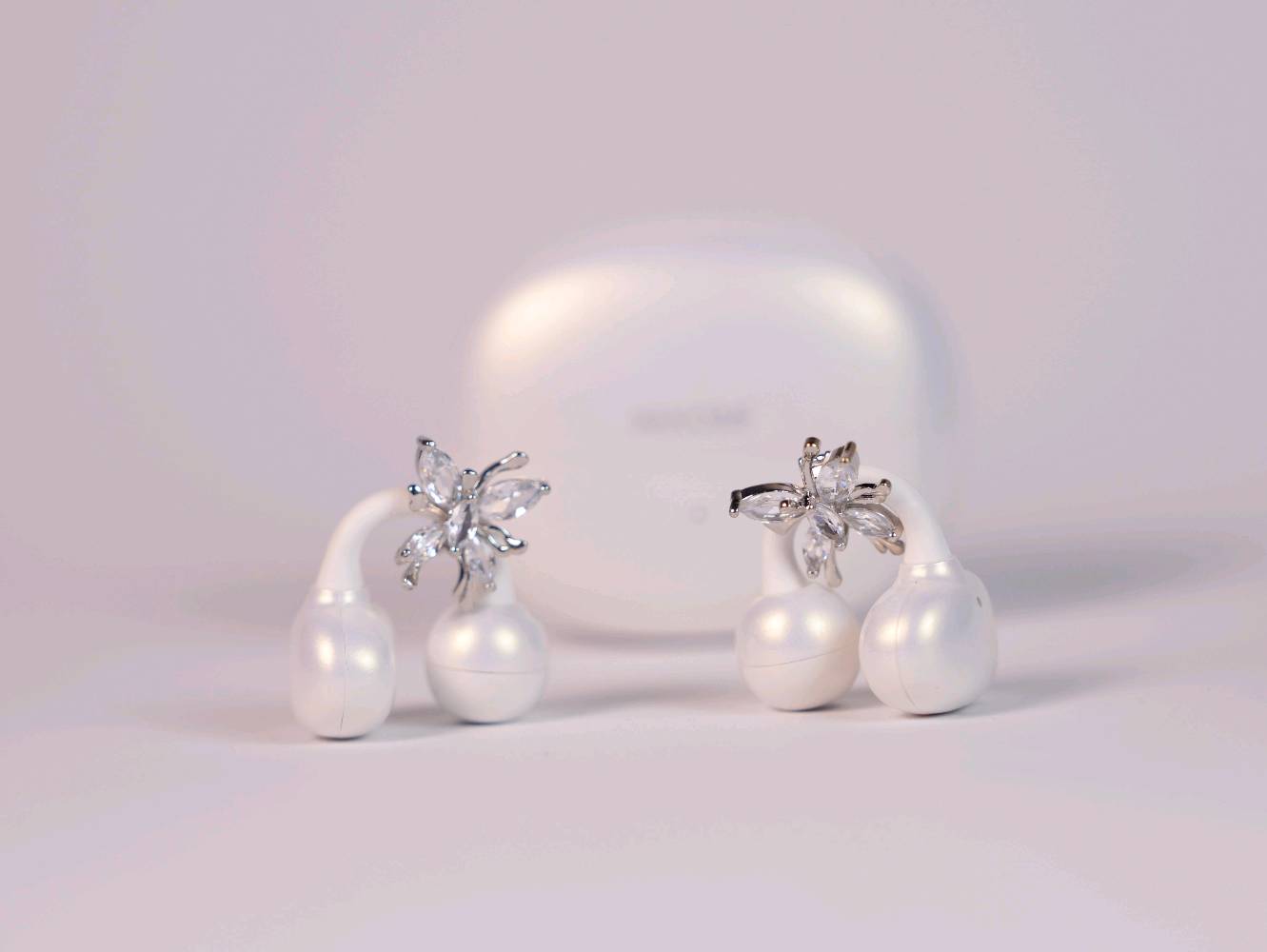 🦋✨ مو مجرد سماعة… قطعة مجوهرات تكمل أناقتج! 💎😍
سماعات WEKOME WS-36 بتصميم الفراشة الكريستالية الفاخر، تجمع بين الأناقة والصوت النقي! 🎧💖
🌸 تصميم كليب مريح بنظام الأذن المفتوحة
🦋 فراشة كريستالية قابلة للإزالة
🎶 صوت Hi-Fi عالي النقاء
⚡ بلوتوث 5.4 لاتصال سريع ومستقر
🔋 بطارية تدوم حتى 15 ساعة
👆 تحكم باللمس بالموسيقى والمكالمات🔥 السعر 29 ألف فقط
🛡️ ضمان سنة كاملة
🚚 متوفر للطلب الآن
📲 واتساب: ***********
🛍️ الفيض للتسوق الإلكتروني
#سماعات_بلوتوث #سماعات_بنات #اكسسوارات_بنات #الفيض_للتسوق_الإلكتروني #عروض_العراق
وين موقعكم بالعراق بالضبط؟ وإذا أريد أستلمها، أكو تسليم يد بيد لو شحن فقط؟: 
شحن فقط
السعر 29 ألف نهائي لو أكو مجال للخصم، خصوصًا إذا أطلب أكثر من قطعة؟: 
اكو خصم اذا اكثر من قطعة
شنو يجي ويا السماعة داخل العلبة؟ يعني الكيس/كيبل الشحن/القطع الإضافية كلها متوفرة لو لا؟: 
نعم