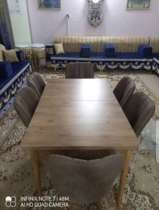 السلام عليكم  ميز طعام سلايت 6كراسي يتكبر ويصغر السعر 200 وبي مجال الاستفسار اتصال ***********
