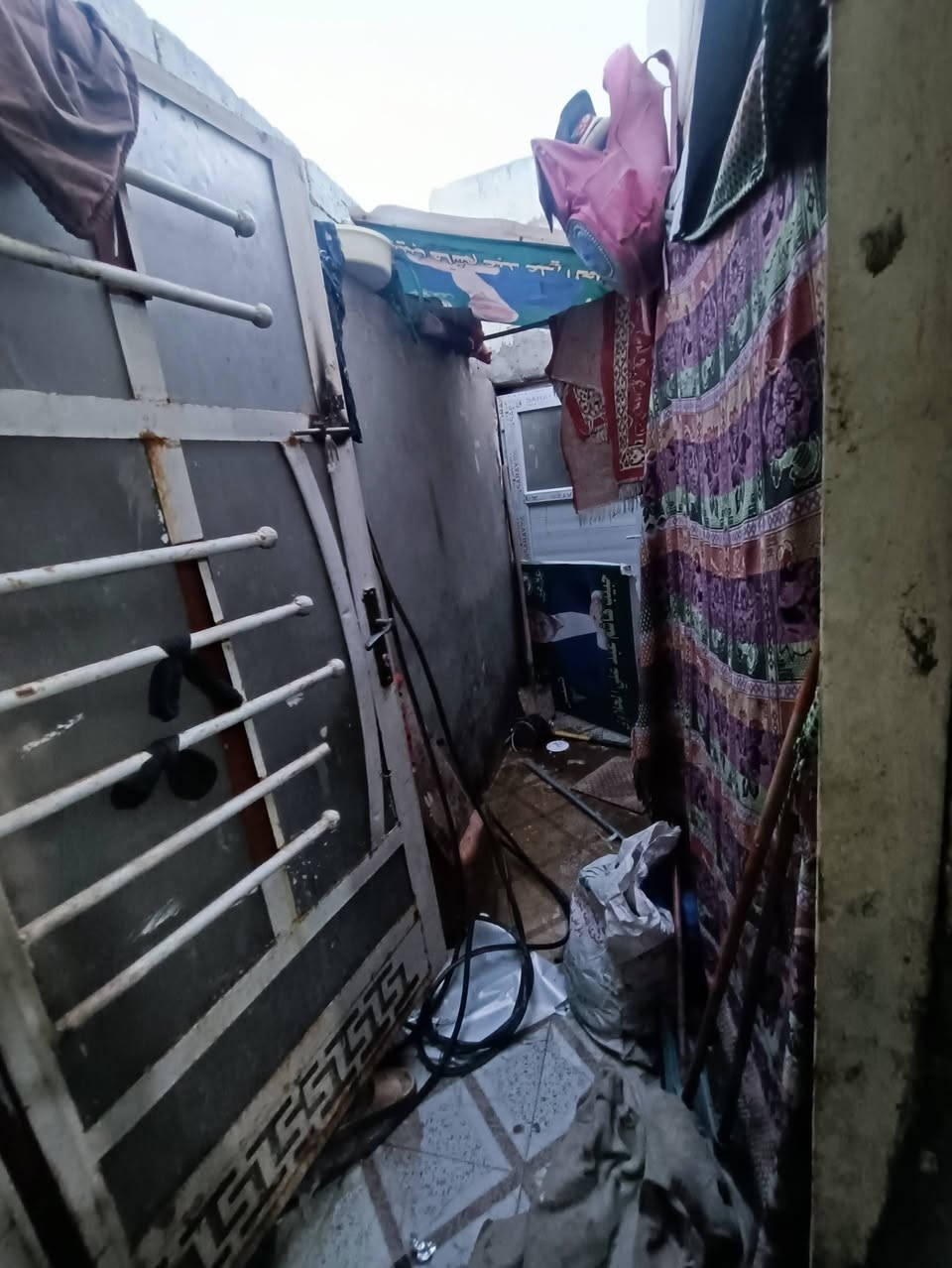 السلام عليكم بيت تجاوز بلديه مساحه ١٠٠ متر غرفتين نوم ومطبخ وصحيات وهول ومناور اثنين البيت كوله سيراميك
مجاري وماء وكهرباء جاهز للسكن بي ورقه من البلدية 
معروض ١٢ مليون وبي مجال قليل 
الموقع شارع 80 الأول قرب مسجد الرحمن يبعد عن الشارع ٣٠٠ متر
السلام عليكم بيت تجاوز بلديه مساحه ١٠٠ متر غرفتين نوم ومطبخ وصحيات وهول ومناور اثنين البيت كوله سيراميك 
***********
