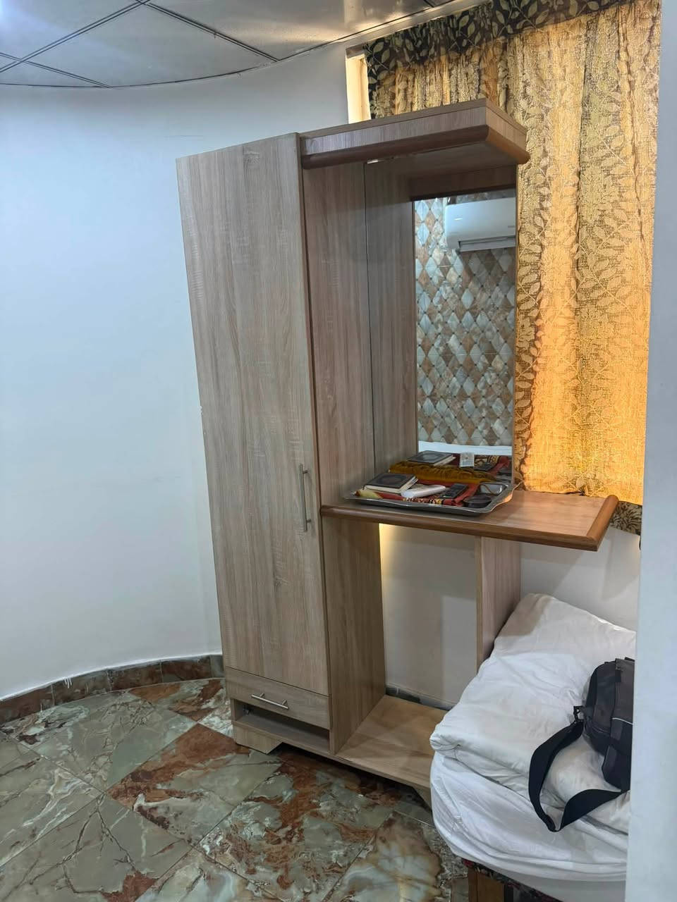سلام عليكم غراض للبيع استعمال جدا قليل ترامز جديده عدد ١٥ وغلايه غير مستعمله وجدر شوربه غير مستعمل للأستفسار اتصل على الرقم***********
