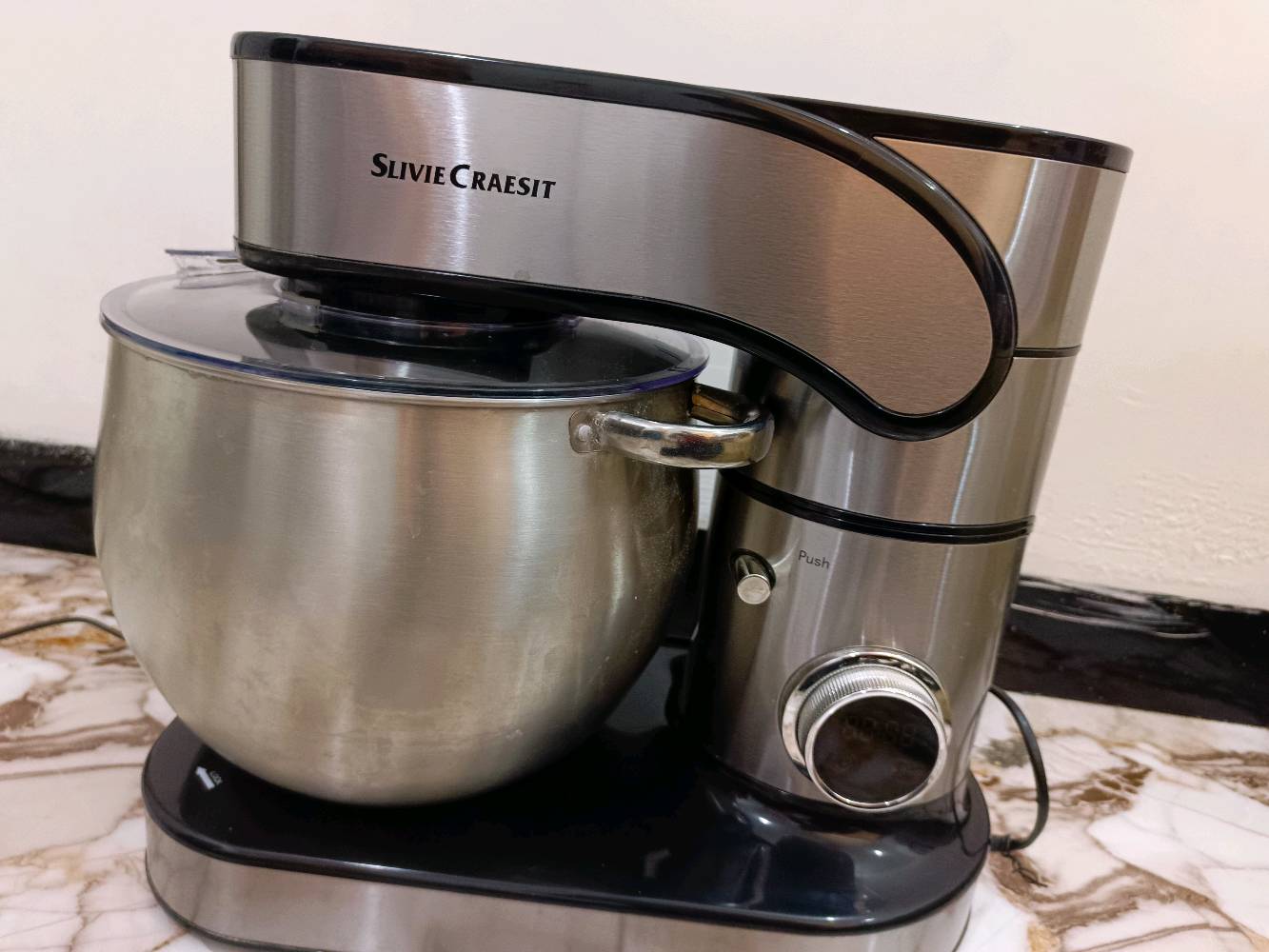 عجانة مستعملة للبيع من شركة SLIVIE 
CRAESIT
تحمل 12L صنع في المانيا السعر 145وبيه مجال
ممكن تكتبلي الموديل الكامل مال العجانة؟ لأن بالوصف باين SLIVIE CRAESIT بس نريد الاسم الدقيق حتى يكون الإعلان أوضح.: 
SLIVIER CRAESIT
هية مستعملة، بس شكد صارلها استخدام؟ وبيها أي ملاحظات أو أعطال مثل صوت، رجّة، أو ضعف بالعجن؟: 
مستعملة شهر
وين مكانك بالضبط؟ حتى المشتري يعرف إذا يريد يجي يفحصها أو يستلمها من عندك.: 
سبع ابكار فرع جوهرة لبنان 
هل بيها كل الملحقات الأصلية كاملة مثل الخطّاف والملعقة/المضرب والغطاء، لو أكو شي ناقص؟: 
نعم كامله
السعر 145 نهائي لو بي مجال بسيط؟ وهل متوفر توصيل إذا المشتري من محافظة ثانية؟: 
بي مجال بسيط