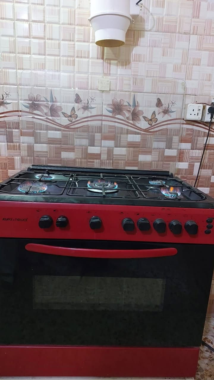 طباخ للبيع نظيف جدا عيونه والفرن شغالات 160 وبي مجال للتواصل ***********
