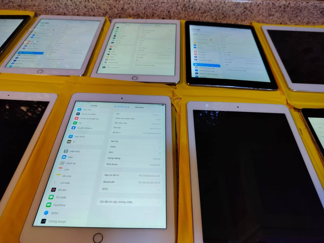 وصل 📲 ايباد اير 2 ومني 4 نضافه 100 كلش نضيف ياتلحك يا لا اسعار جوه السوك شرط . تواصل واتساب *********** او مازنجر
