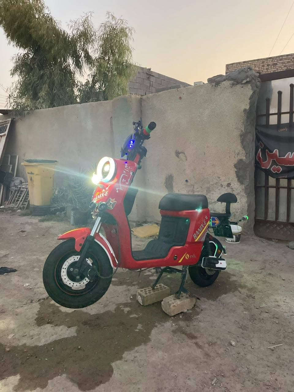 السلام عليكم للبيع دراجه شحن R9بطاريات جديده تخم تاير المكان ذي قار الرفاعي السعر 400.قفل الرقم  ***********
