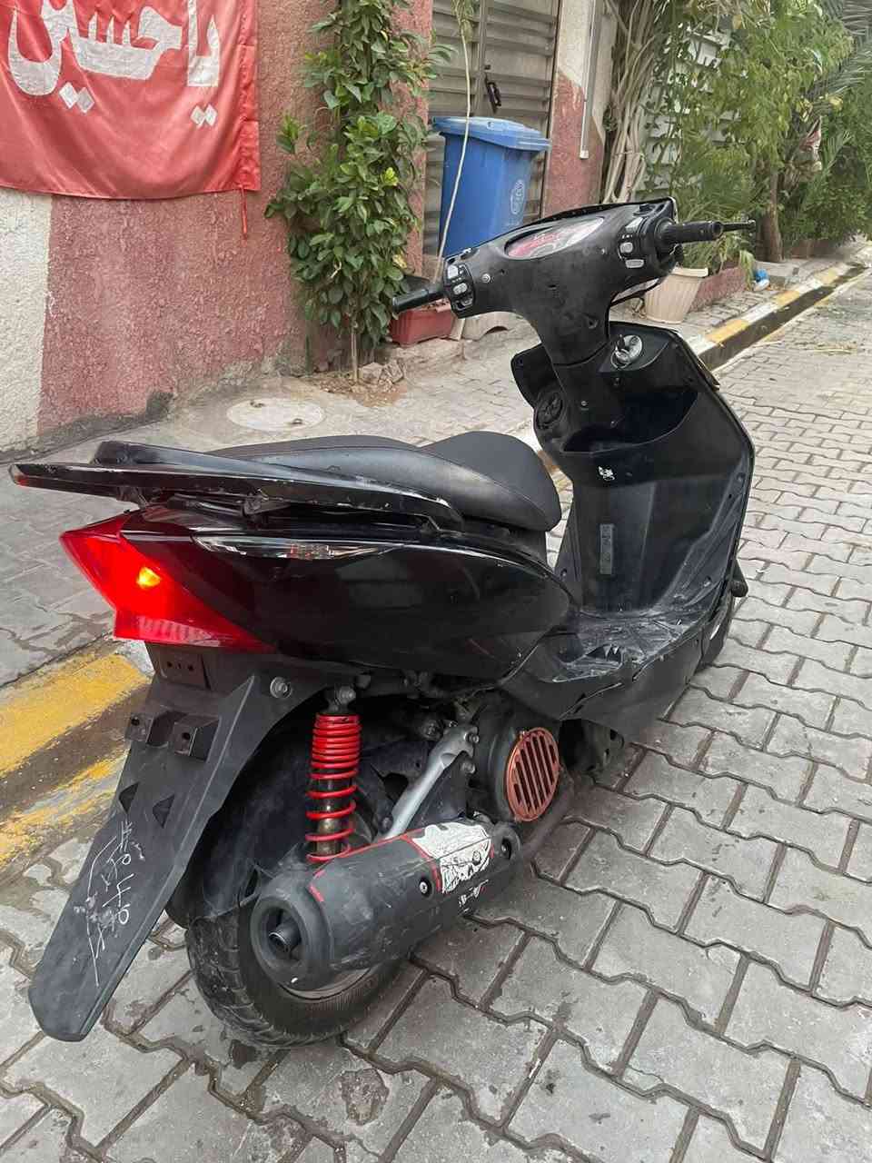 السلام عليكم دراجه ثعلب للبيع دراجه مكينه نشطه  بس بيها دخان قوي كفرات نضيفه كما موضح بل صور دبلات خلفيه جديده والدبلات لامامي تعبانه و كهربائياتها كلها شغاله اشاره دبل اشاره سكنات لايت بكلايت كله شغال بس الدشبول واكف ميشتغل و يرادلها جوزه تشغيل هيه بيها جوزه بس خارطه متشتغل الدراجه اكفلك ياها من سرقه نقوصات الدراجه (جوزه تشغيل _و يده ابريك خلفي_ و دبل امامي يرادلها _ووستاند تعليك) السعر 300  عنوان بغداد حي اور رقم التواصل ***********
