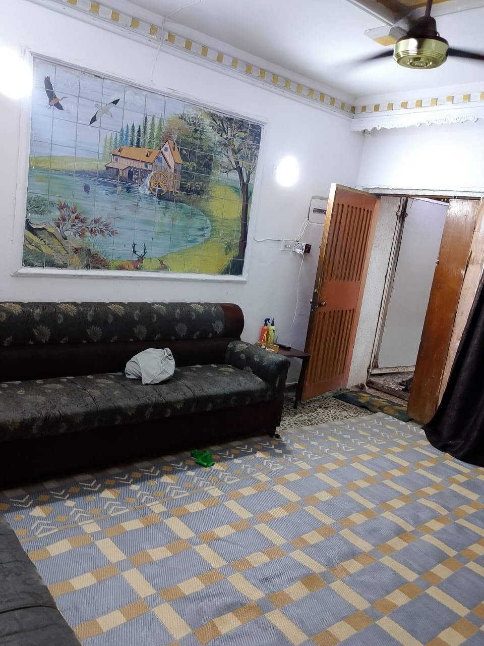 🏰 دار للبيع مساحه 92 م عكاده نضيفه 
على شارع 20 
يتكون من طابقين
استقبال مع 3 غرف نوم وخدمات 
للاستفسار مراجعة مكتب الوارث او
الاتصال على الرقم التالي
*********** ابو باقر
