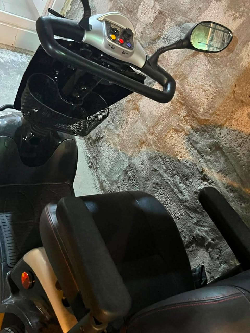 سڵاوتان لێبێت
ئەم پاسکیلە شەحنە بۆ فرۆشتن
بەکارنەهاتوە
هەفتەیەکە لە ئەوروپاوە نێردراوەتەوە
ئیشکردنی زۆر باشە
شوێن حاجیاوا
نرخ 12 وەرەقە
***********
