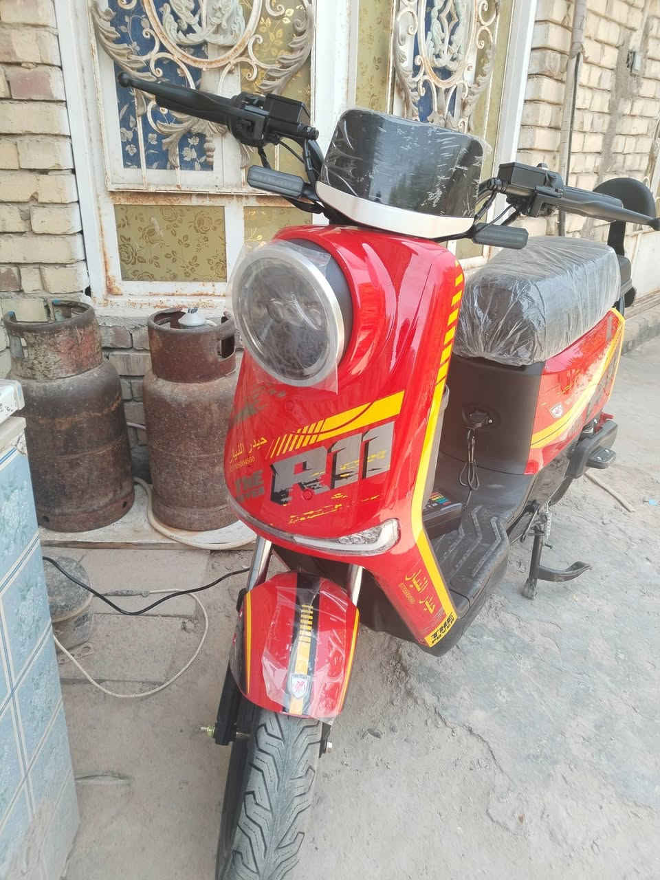 الدراجه للبيع بعده جديده مثل ما بصوره بس ثلاث شخوط يم الاشاره كلش اصغار ما يبينن نضيفه كلش العنوان البصره بسعر 450 وبيه مجال للطيبين***********
