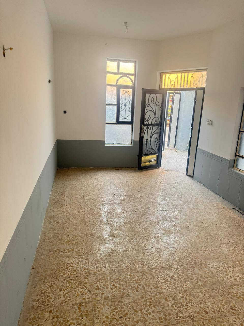 بيت للبيع في حي الوفاء المساحه 100 متر طابق ونص البناء عكاده نظيف جدا على شارع 15 قريب السايدين الجزيره سعر البيت/ 125 /مع المجال للاستفسار/***********
