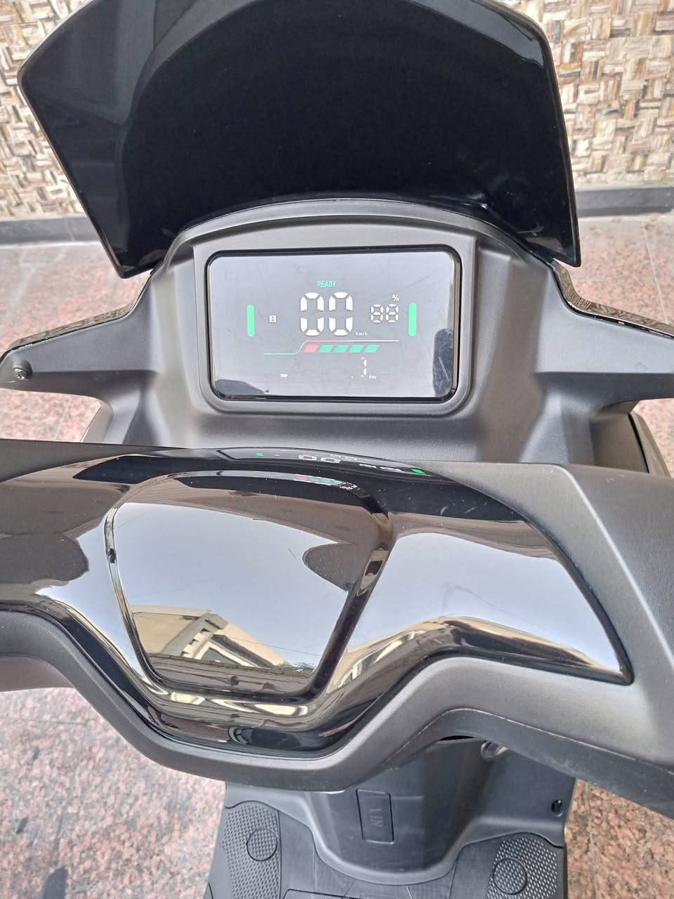 دراجة شحن T-MAX الأصلية (بشعار الأسد) موديل 2026 للبيع
الوضع العام: نظيفة جداً، جديدة بكرتونها والنايلون عليها (ماشية مشي كلش بسيط).

القدرة والأداء: سرعة فعلية توصل 100 كم/س.

التجهيز: موتور (ملف) قوي 3000 واط + حجر ليثيوم سعة 35 أمبير.

العجلات: إطارات ضخمة قياس 12 (نوع جبلي).

المنظومة: 3 تبديلات للسرعة + كيربك للخلف (R).

الملحقات المرفقة: 2 مفتاح تشغيل + 2 كارت + 2 بصمة.

العنوان: بغداد - حي القاهرة (مقابل مول القاهرة).

السعر المطلوب: مليون و400 ألف للتواصل والاستفسار (اتصال أو واتساب): ***********
