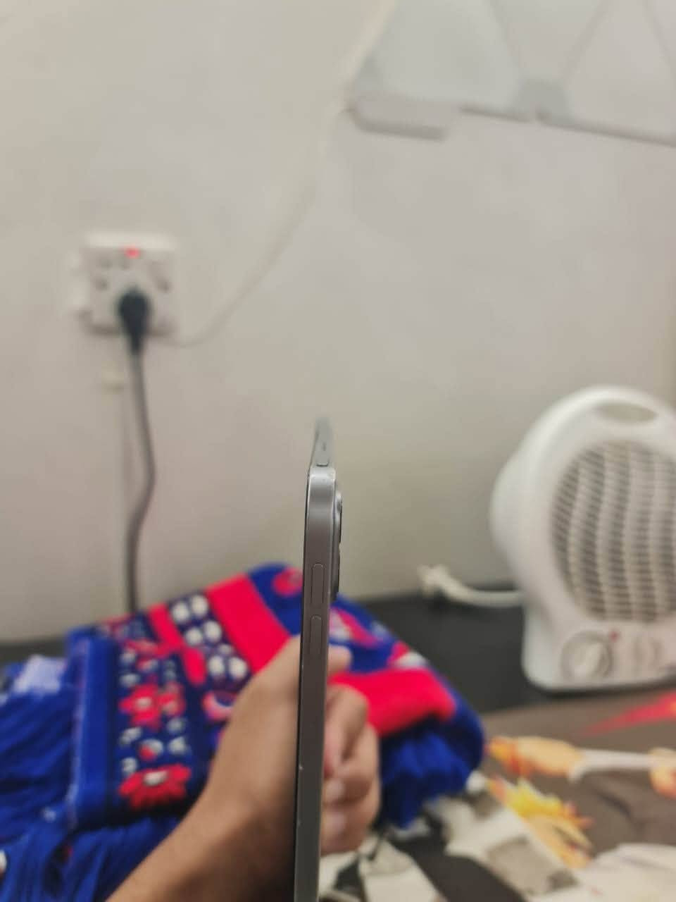 السلام عليكم ايباد pro m2 ذاكرة 256
مبدل شاشه اصلية بس ممكبوسه زين و عواج خفيف بالشاصيه و الباقي موضح بالصورة 
السعر 600  مكاني بغداد السيدية 
*********** واتس
