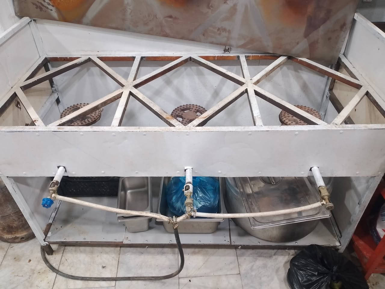 طباخ ثلاث عيون الطول متر ونص والعرض 60سنتم تفصال جديد وشغل درجه اولى مثل ما موضح بلصور وميز عصائر جديد تفصال درجه اولى الطول مترين والعرض 70سنتم مامشتغلين بي للبيع مستعجل اتصال على الرقم 
***********
