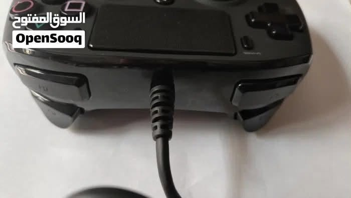السلام عليكم   يد تحكم Nacon Wired Compact Controller أصلية للبيع، اليد مرخصة رسمياً من شركة بلايستيشن وتشتغل 
ومكفولة فقط زر R1 معطل نظافة ٩٠٪

 تواصل وتس اب فقط (***********)
٣٠ الف شامل توصيل
المواصفات والمميزات:

التوافق: تشتغل بشكل رسمي ومباشر على جهاز PlayStation 4 (PS4) وعلى أجهزة الكمبيوتر (PC).

الربط: سلكية (Wired) وتجي وراها واير طويل وقوي، ميزتها الأساسية إنو ما بيها أي تأخير بالاستجابة (يعني الـ Delay صفر) وتنسى سالفة الشحن والبطارية.

التصميم: حجمها مدمج ومريح جداً باليد (Compact)، ومغلفة بمادة مطاطية ناعمة تمنع زلق اليد حتى لو تلعب لساعات طويلة.

التحكم والصوت: بيها لوحة اللمس (التاتش باد) شغالة بالكامل، وفيها فتحة (جق 3.5 ملم) تشكل بيها السماعة والمايك مالتك مباشرة.

الاهتزاز: اليد بيها محركين اهتزاز (Vibration) قوية للتفاعل وية الألعاب.
