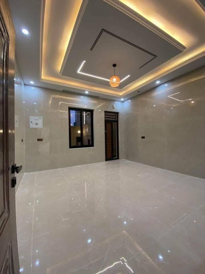 للبيع بيت 🏠 
300 متر 
تكريت الديوم ال 14 الف 
شغل درجه اولى 
سحب مغربي واجهه حجر 
صحيات دفن 
خمس غرف نوم 
سبع مجاميع صحيه
السعر 240وبي مجال 
للستفسار ***********
