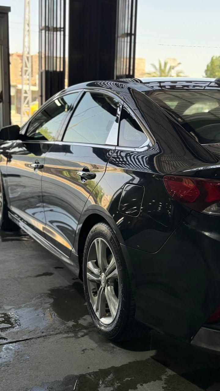 هيونداي سوناتا 2019 Limited أمريكي 🇺🇸
• مكينة 2.4 GDI أربع سلندر
• قوة 185 حصان
• گير أوتوماتيك 6 سرعات
• دفع أمامي
• صرفية زينة بالنسبة لحجم السيارة
• تانكي بحدود 70 لتر

⭐ التجهيزات:

• جلد كامل
• مقاعد أمامية تبريد وتسخين
• كراسي كهربائية للسائق والراكب الأمامي
• كرسي السائق كهربائي
• فتحة سقف بانوراما
• شاشة 8 إنچ
• Apple CarPlay + Android Auto
• سيستم صوت Infinity
• تشغيل زر
• دخول بصمة / سمارت كي
• كاميرا خلفية
• حساسات خلفية
• LED أمامي وخلفي
• الليد الأمامي يتحرك ويه الستيرن
• جنوط 18 إنچ
• مرايات كهربائية
• مثبت سرعة
• تحكم من المقود

🛡️ أنظمة الأمان:

• رادار أمامي وتحذير اصطدام
• فرملة طوارئ
• تحذير خروج عن المسار
• مساعد المسار
• مراقبة النقطة العمياء
• تنبيه حركة المرور الخلفية
• مثبت سرعة متكيف

🔧 ملاحظات السيارة:

• حادث خلفي
• بدون إيرباك
• رقم أربيل قديم
• السنوية تحتاج تجديد منتهية شهر 6
مكان السيارة النجف 
رقم التواصل ***********
