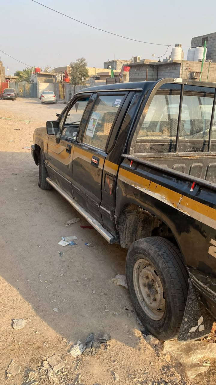 سيارة بيكب ميتسوبيشي 93سيارة حلوة سنويتها تنتهي بال27 مكينة وكير ونجي اوتماتيك دواخل حلوة تايرات جدد سعرها 28وبيها مجال للشراي مكاني الزبير شارع المكصب ***********
