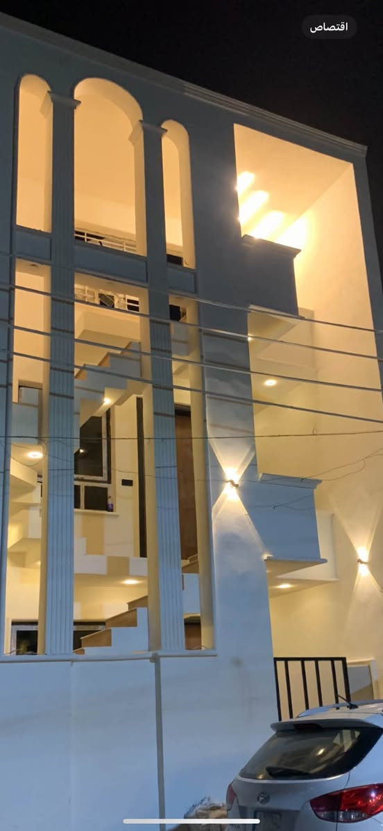 السلام عليكم مشتمل للايجار طابق ثاني يصلح العائله او طالبات مكون من 2 غرف نوم كبار  وصاله كبيره ومطبخ وحولي وصحيات معزول تماماً ***********
***********  صاحب العقار بناء حديث سنه 2025
هياكل حي الفرات قرب جامعه المشرق ومقابيل جامعه البيان والجامعه الامريكيه

نص مكتوب في الصور:
- اقتصاص