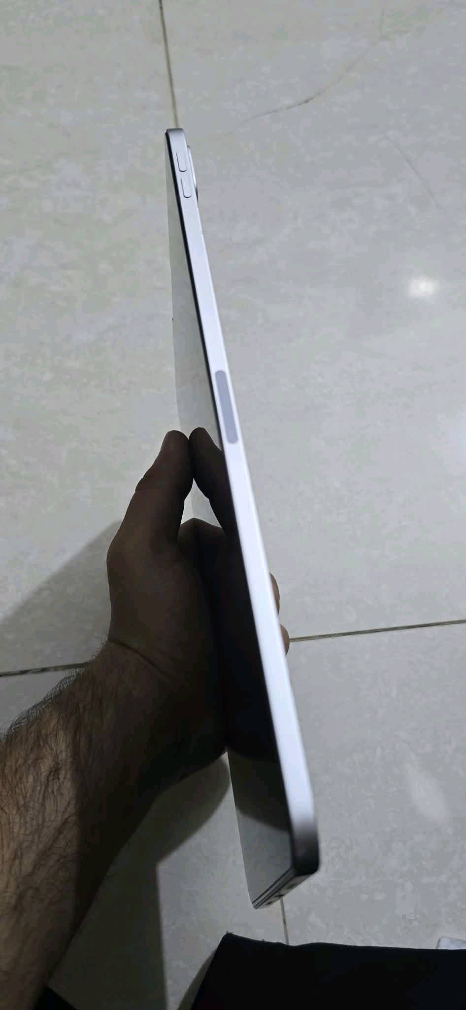 للبيع آيباد برو 11 (الجيل الثالث 2021) شريحة M1 - مساحة 128 جيجا 📦الملحقات: الكرتون الأصلي مع الشاحن الأصلي الكامل.الفيس آيدي (Face ID): متوقف (يفتح برمز قفل عادي).البطارية: صحتها 74% (أدائها مقبول).النظافة: الشاشة والظهر نظيفة جداً، توجد شلوخ سطحية بسيطة بالإطار بجانب زر الباور لا تؤثر على الشغل وتختفي بالكفر.الموقع: بابل / قضاء المسيب (معاينة يد بيد).التوصيل: متوفر لكافة المحافظات 💰 السعر: 600,000 دينار عراقي (وبيه مجال قليل للشراي).📞 للتواصل (اتصال أو واتساب): ***********