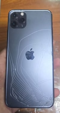 ايفون ١١برو ماكس مبدل شاشه فقط والضهر بي فطر موضح بصوره بصمه الوجه شغا...
