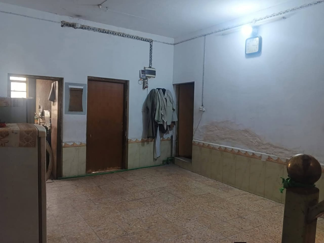 السلام عليكم 
بيت للبيع المساحة 200 متر حي الوفاء منطقة ال37 شارع 12 متر 
يحتوي على ثلاث غرف واستقبال وصالة تخاريج داخلية وخارجية 
مع وجود غرفة في الطابق الثاني 
السعر  225 مليون 
للاستفسار الاتصال على الرقم ***********
