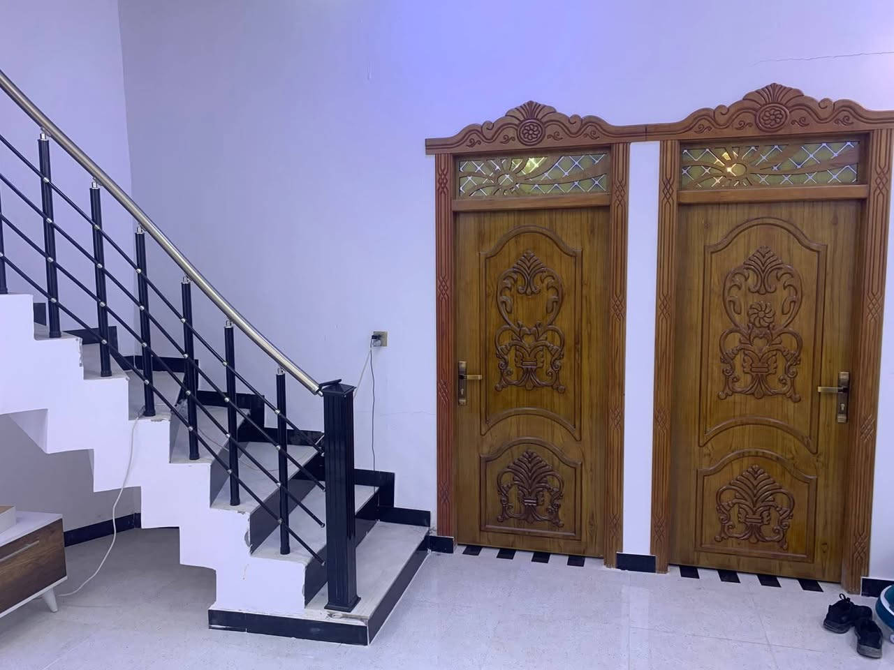 يتوفر الدينا بيت للبيع في ابي الخصيب حمدان شارع مركز حمدان قريب من شارع الرئيسي مال حمدان قريب من سوق اومصتوصف حمدان طابو زراعي عراقي سند 25وكله ونسخه من طابو مباشر تكاتب معا ابو طابو عراقي موجود مساحة البيت 150م يحتوي على 2غرف منام وصاله اوديوان أو مطبخ وكراج وحديقه بيت بناء جديد شغل دراجة أولى جميع الخدمات منطقة متكاملة السعر البيت 90مليون او قابل اللتفاوض إلا ستفسار رقم الهاتف *********** بيت جاهز للسكن تسليم مفتاح فول مواصفات
