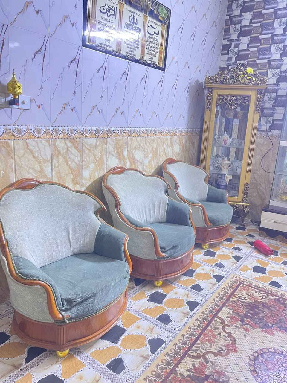 سلام عليكم ورحمه الله غرفه نوم للبيع السعر  1،100وبيهه مجال  +   تخم ٤ كراسي وقنفه وصط وقنفه كبيره السعر  ١٧٥ وبي مجال+معرض السعر  ١٥٠ وبي مجال. مكان حله شارع ثمانين تصال ***********
