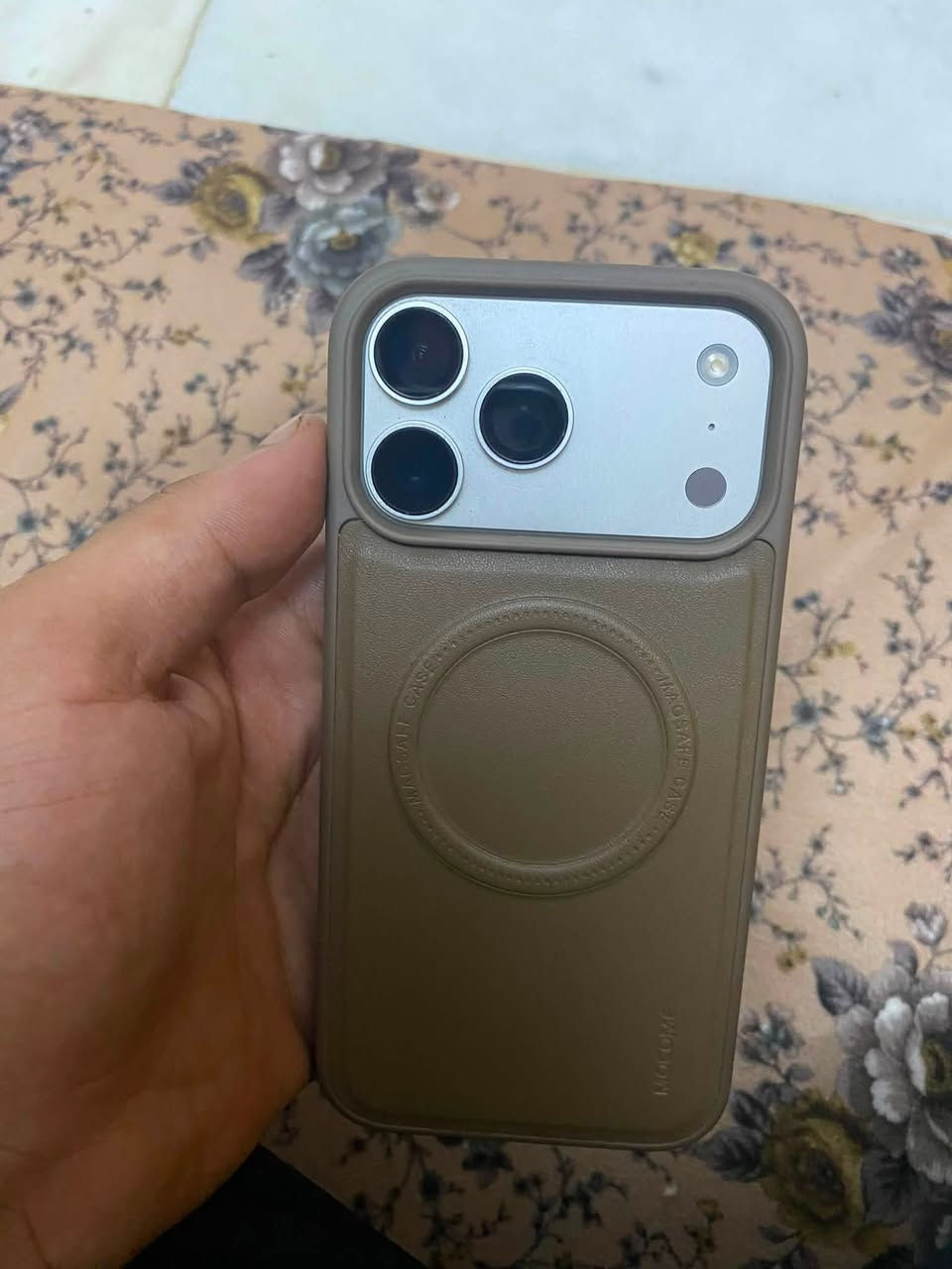 17 برو ماكس ياباني Esim ذاكرة256 بطارية 96 الجهاز نضيف الكارتون و الكيبل موجودات السعر 1750 و بي مجال قليل تواصل واتساب ***********
