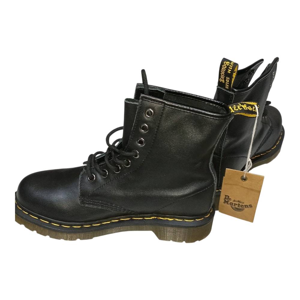هذا الحذاء هو حذاء الرقبة الكلاسيكي Dr. Martens 1460 Smooth Black. يُعد هذا التصميم ذو الـ 8 فتحات للأربطة الأيقونة التاريخية للعلامة التجارية