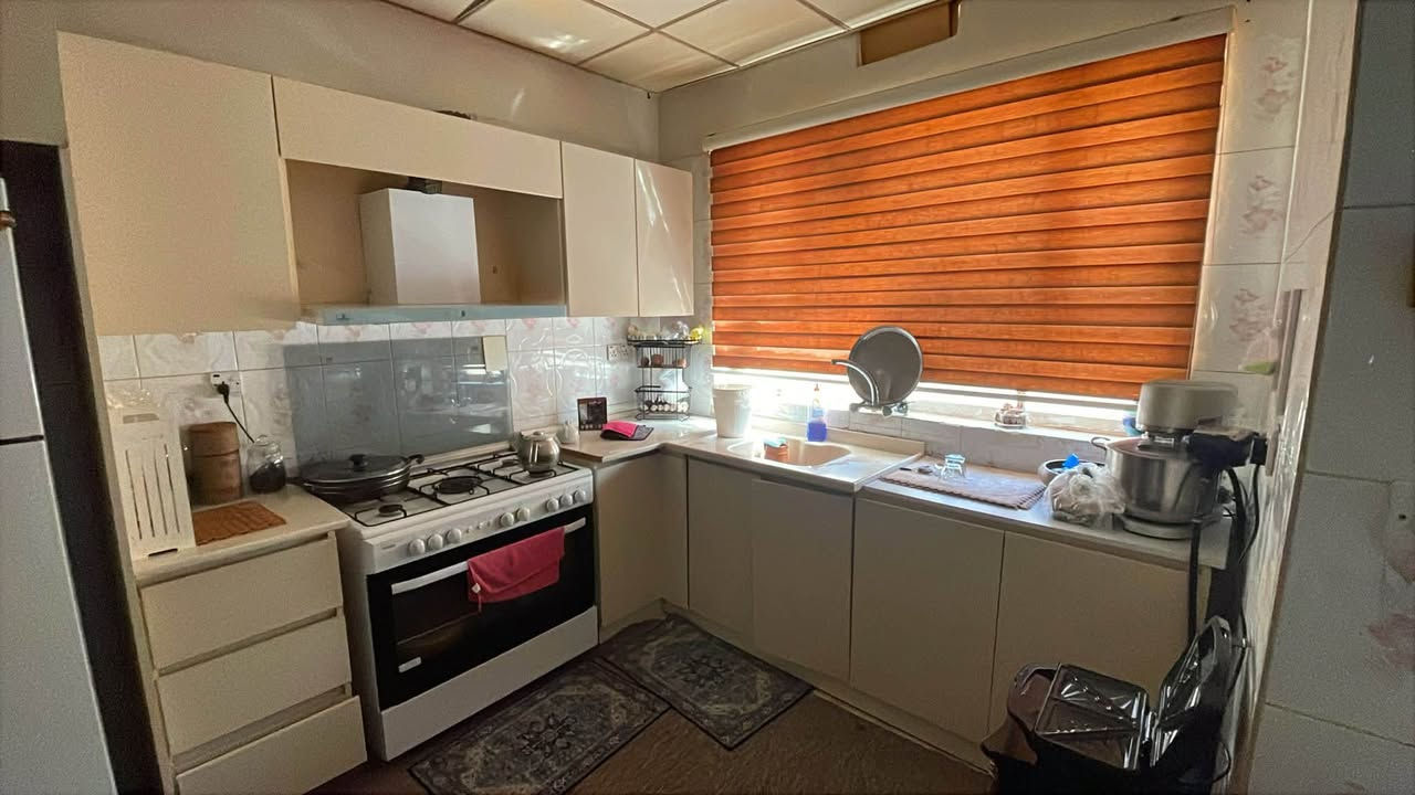 كاونتر شغل ايد كلش حلو ومرتب نوع الخشب MDF  تركي بي مكان ثلاجة ومكان طباخ ومكان مرشح خمس امتار ونص السعر ٢٧٥ الف وبي مجال بسيط للاستفسار الاتصال على الرقم التالي *********** العنوان سليمانية السوق
