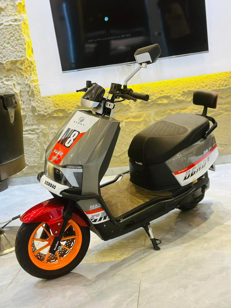 سلام عليكم
للبيع: سكوتر شحن BENBAO W8 SPORT بحالة ممتازة 🛵⚡
 الماركة/الموديل: BENBAO W8 SPORT
 النوع: سكوتر شحن كهربائي
 اللون: رصاصي مميز مع أحمر وأورنج
 الحالة: نظيفة جداً وجاهزة للاستخدام (مثل ما موضح بالصور)
 المواصفات والخيارات:
 تصميم سبورت حديث مع دبلات وقوية
 شاشة إلكترونية / عداد ديجيتال
 إضاءة LED أمامية وخلفية قوية
 مسند ظهر مريح للراكب الخلفي
 ويلغات ومكابح قوية
📍 المكان: [واسط الصويره ]
💰 السعر: [مليون ووبيه مجال] 
***********
