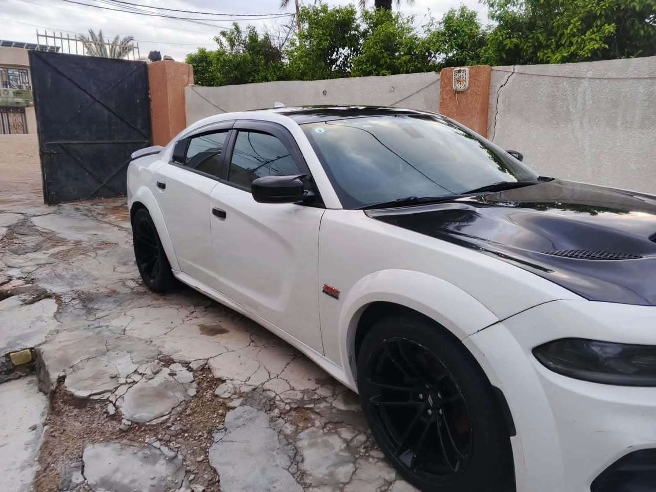السلام عليكم
جارجر موديل 2016 Sxt 
الايرباكات كله سليمه 
عداد المسافه 250 الف كيلو متر
وياهه دعاميات وبنيد اضافيات
مرفق ويه الصور صور الحادث والسونار 
السعر 165 وبيه مجال للشراي 
*********** واتساب او الاتصال
